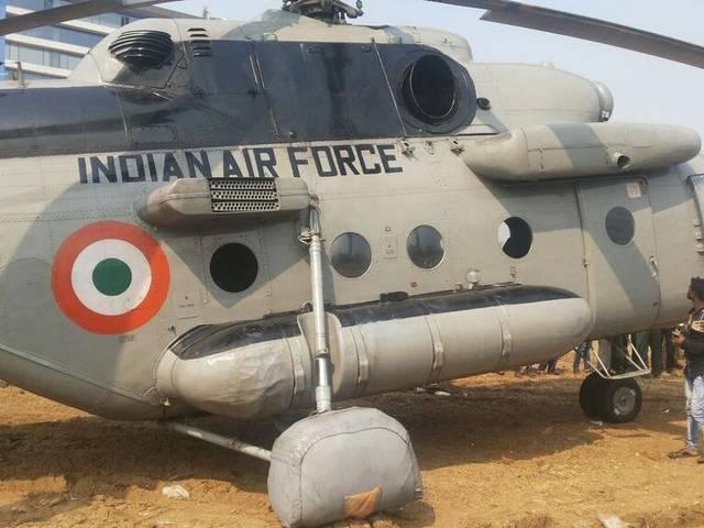 मुंबई में शहर के बीचो बीच Mi17 हेलीकॉप्टर की इमरजेंसी लैंडिंग Emergency landing of Mi17 helicopter at Bandra-Kurla complex