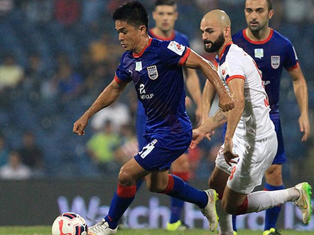 छेत्री के दो गोल से मुंबई ने दिल्ली को हराया Chhetri brace leads Mumbai to first win