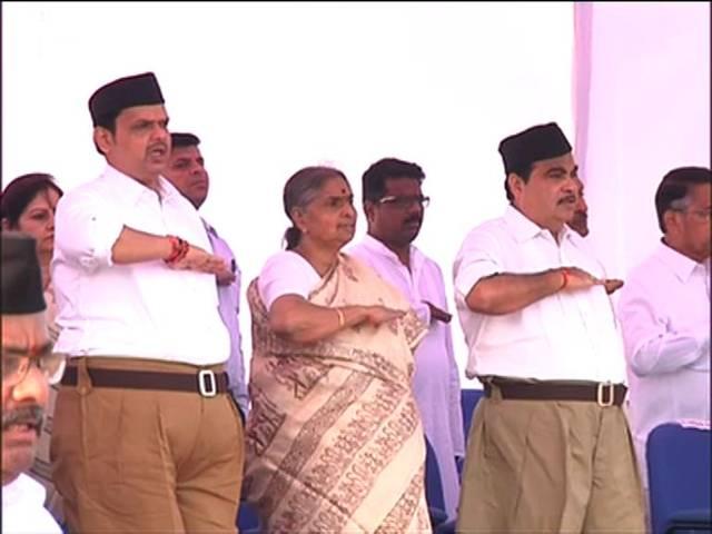 RSS की दशहरा रैली में पहुंचे फडनवीस और गडकरी CM Devendra Fadanvis and Central Minister Nitin Gadkari at RSS Dusshera Rally