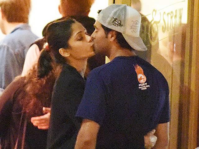 नए बॉयफ्रेंड को किस करते हुए दिखीं फ्रीडा पिंटो freida pinto kissed his new boyfriend