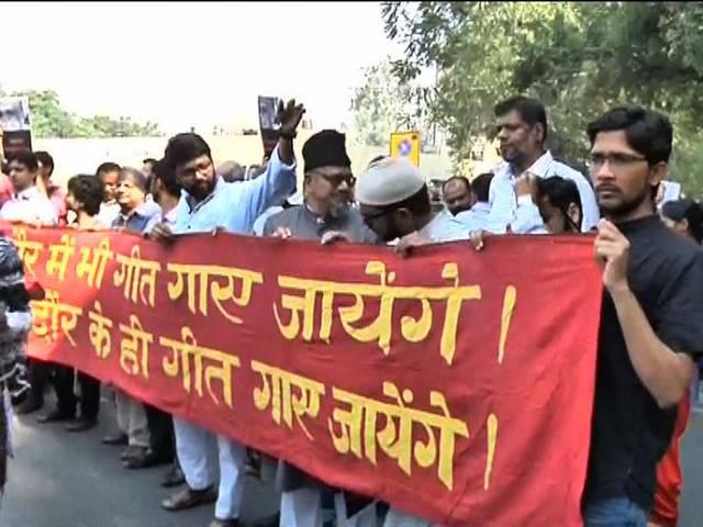 मुंह पर काली पट्टी बांध सरकार के विरोध में उतरे लेखक writers protesting at Sahitya Academy