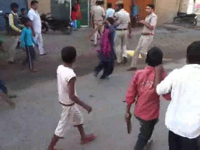 हरियाणा : कबूतर चोरी के आरोपी दलित युवक की हत्या की गई! Haryana: Dalit boy allegedly killed by cops in Gohana; family places body on road in protest