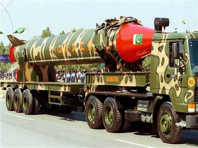 रिपोर्ट: अपने परमाणु हथियारों के जखीरे को तेजी से बढ़ा रहा है पाकिस्तान pakistan will be fifth largest nuclear power by 2025-report