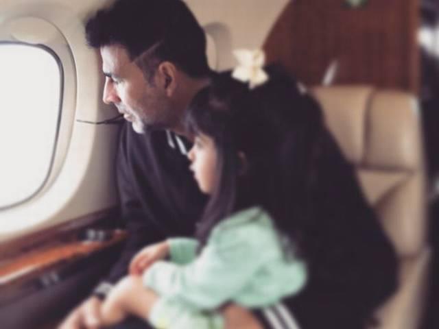 पत्नी ट्विंकल और बेटी के साथ छुट्टियों बिता रहे हैं 'खिलाड़ी कुमार' Akshay Kumar enjoying holiday with her daughter