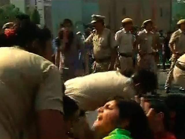 फेलोशिप के लिए NET अनिवार्य करने पर फूटा छात्रों का गुस्सा Occupy UGC protesters protest at ugc headquarters