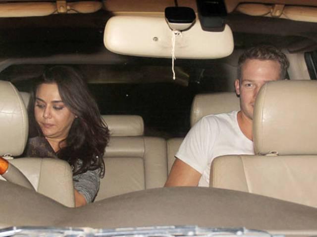 Spotted: क्रिकेटर डेविड मिलर के साथ प्रीति जिंटा की 'डिनर डेट' Caught! Preity Zinta with SA cricketer David Miller