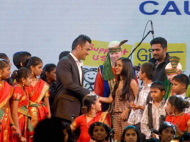 धोनी ने स्पेशल बच्चों के साथ बिताया समय Dhoni spends time with special children in Pune
