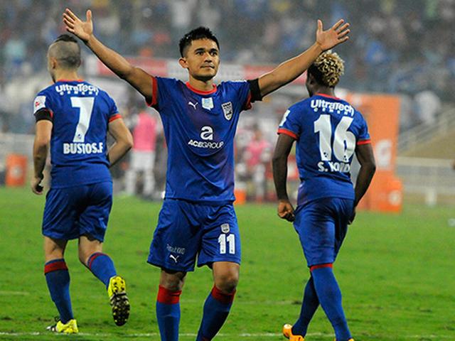 छेत्री की हैट्रिक से मुंबई ने नार्थईस्ट यूनाईटेड एफसी को हराया Chhetri’s hat-trick