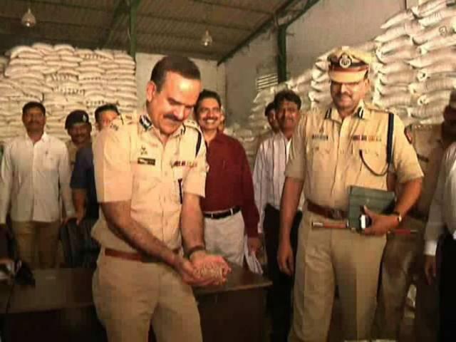 ठाणे में पकड़ी गई 120 करोड़ की दाल, इलाहाबाद में नई पहल Crime Branch raided in godowns, seized pulses worth rupees 120 crore
