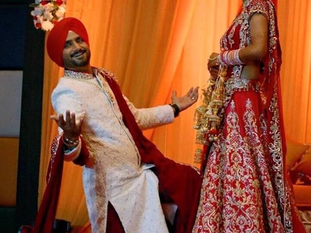 पत्नी गीता के सामने शाहरुख बने भज्जी,किया जीवनभर साथ निभाने का वादा harbhajan singh marriage