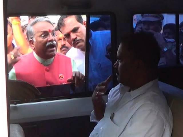 शिवसेना सांसद ने तहसीलदार को सरेआम दीं भद्दी गालियां Shiv Sena MP publicly hurls abuses at tehsildar