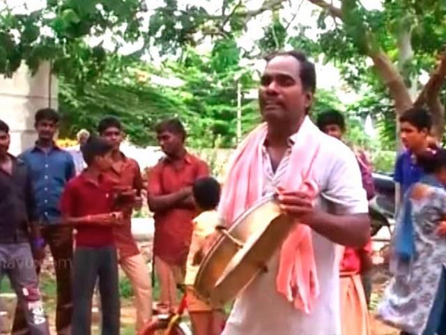 जयललिता के खिलाफ गाया तो गायक पर देशद्रोह का केस Tamil folk singer Kovan arrested for anti-Jayalalithaa song, slapped with sedition charge