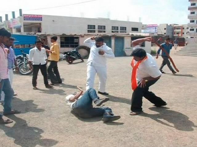कालिख पोतने वाले शिवसैनिकों को पार्टी से निकाला Shiv Sena workers who blackened face of RTI activist in Latur have been expelled from the party