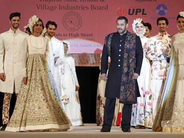 खादी के लिए रैंप पर चले सोनम, सलमान salman on ramp
