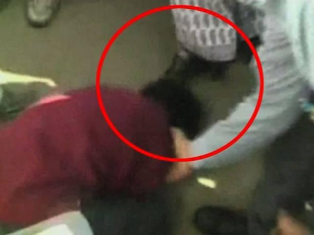एक रुपये मांग रहे मासूम बच्चे को एमपी में BJP की मंत्री ने मारी लात Madhya Pradesh woman minister kicks kid on camera