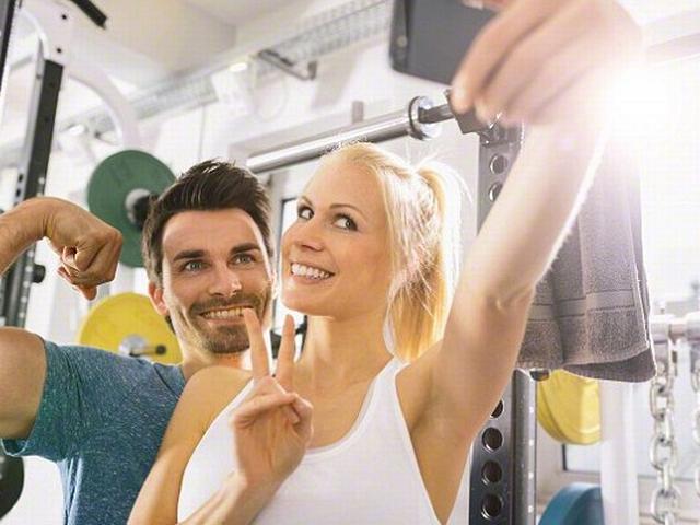 क्या पता है आपको? सालाना कितने हजार सेल्फी लेते हैं आप! Youngsters Click Over 2000 Selfies a Year!