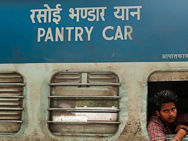 मुसाफिरों की बढ़ेगी मुसीबत, कई ट्रेनों में पैंट्री कार हटाने की तैयारी Railways start discontinuing pantry cars in long-distance trains