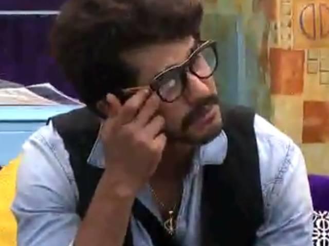 Bigg Boss 9 Exclusive: रिषभ ने किश्वर के साथ ऐसा क्या किया जो रोने लगे उनके ब्वॉयफ्रेंड सुयष Rishabh Sinha Humiliates Kishwer Merchant & Makes Suyyash Rai Cry!
