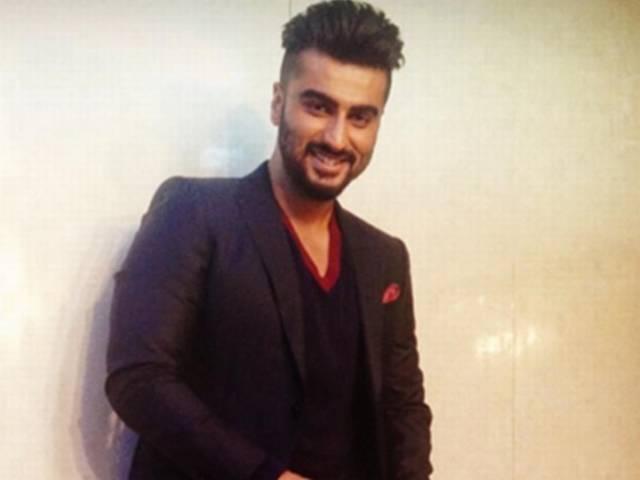 अर्जुन कपूर ने शुरू किया बूट पॉलिश का काम Arjun Kapoor turns shoeshine boy for TV show