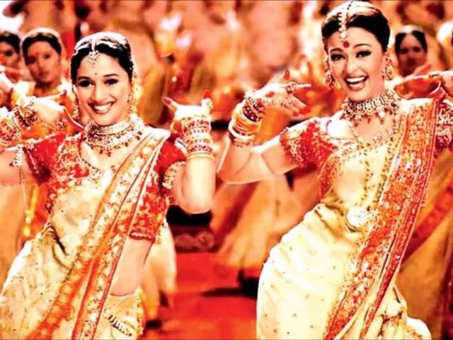 'पिंगा..' में प्रियंका-दीपिका की शानदार केमेस्ट्री ने दिलाई 'डोला रे डोला' की याद Deepika, Priyanka’s New Bajirao Mastani Song Will Remind You of Dola Re Dola