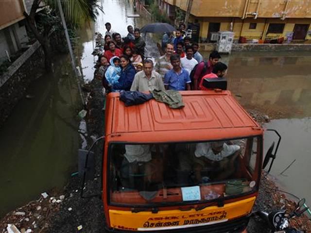 तमिलनाडु में भारी बारिश से अब तक 72 लोगों की मौत Heavy rainfall lashes Tamil Nadu, 72 killed so far