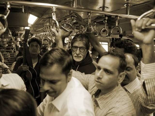 जब अमिताभ बच्चन ने पैसे जुटाने को ट्रेन में गाया गाना amitabh bachchan sings in a mumbai local train