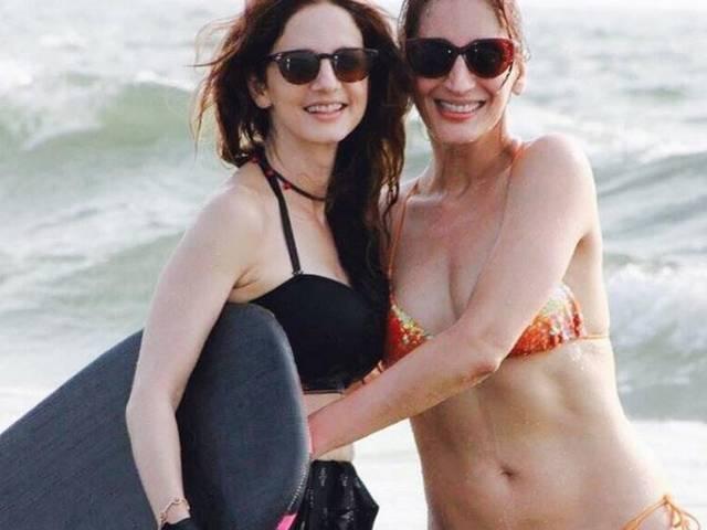 ब्लैक बिकीनी में दिखीं रितिक रोशन की एक्स-वाइफ, देखें तस्वीरें Goa diaries: Sussanne Khan and sister Farah Khan Ali on the beach