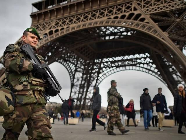फ्रांस ने आईएस पर बरसाए बम, तैनात किए एक लाख से अधिक सुरक्षाकर्मी French warplanes bombard Isis strongholds in Syria