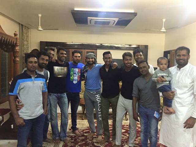 यूसुफ के घर पार्टी करने पहुंचे युवी, रायडू और मुनाफ yuvraj, munaf rayudu gathers at yusuf pathans home