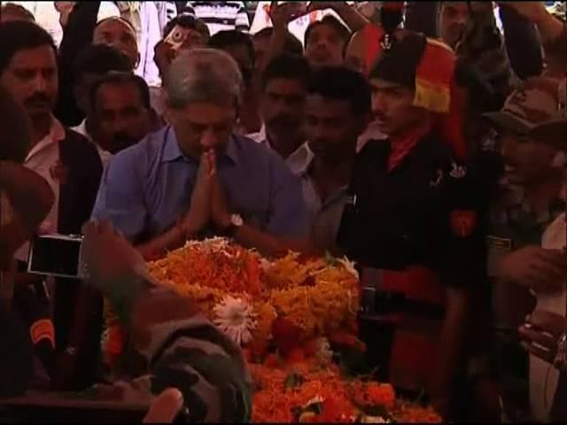 शहीद कर्नल के अंतिम संस्कार में पहुंचे रक्षा मंत्री मनोहर पर्रिकर Deffence minister pays tribute to santosh mahadik