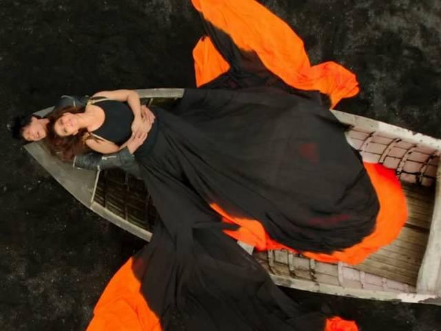 दिलवाले के नये सॉन्ग 'गेरूआ' को देख यादों में खोए करण जौहर Dilwale’s new song makes Karan Johar nostalgic