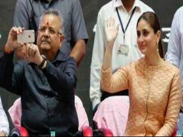 जब सीएम रमन सिंह ने करीना कपूर के साथ ली सेल्फी cm raman singh clicked selfie with kareena kapoor