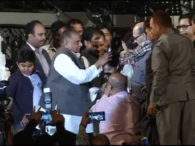 जन्मदिन के मौके पर मुलायम ने काटा 76 किलो का केक AR Rahman perform on Mulayam’s 76th birthday