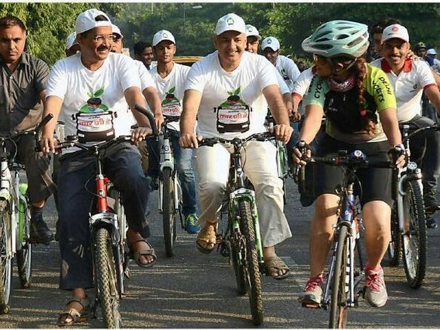 दिल्ली के द्वारका में 'कार फ्री डे' की मुहिम के लिए CM केजरीवाल ने चलाई साइकिल delhi car free day