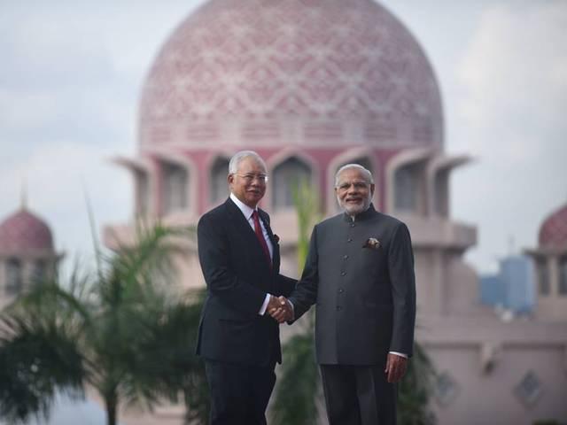 भारत-मलेशिया मिलकर रक्षा संबंधों को बढ़ाते हुए आतंकवाद से लड़ेंगे India, Malaysia will deepen cooperation in defence: Modi