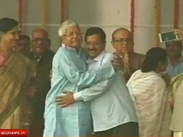 गले मिलना भ्रष्टाचार है या फिर महज सियासी शिष्टाचार ? arvind kejriwal reply on meet with lalu prasad