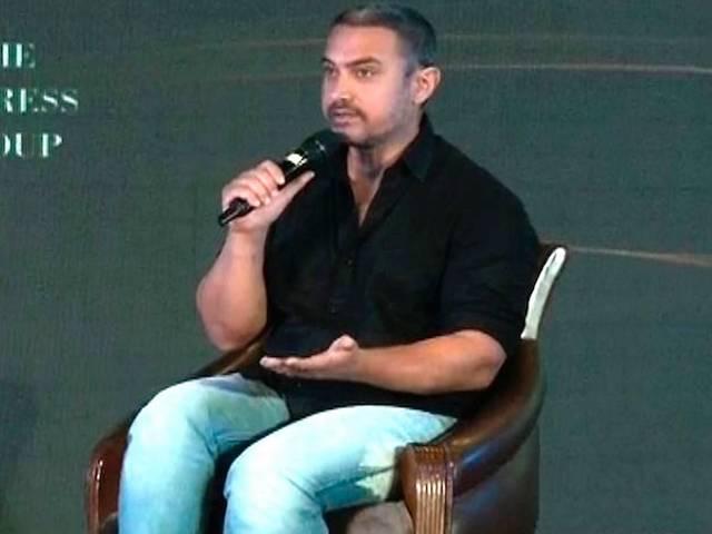 आमिर पर टूटे अनुपम खेर, पूछा- 'कहां बसना चाहेंगी पत्नी किरन' Anupam Kher urges Aamir Khan to spread ‘hope’ not ‘fear’