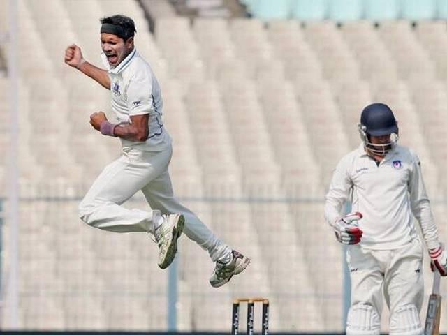 खतरनाक पिच पर डिंडा की हैट्रिक, 37 पर बंधा ओडिशा का पुलिंदा Odisha blown away for 37; team lodges complaints with BCCI