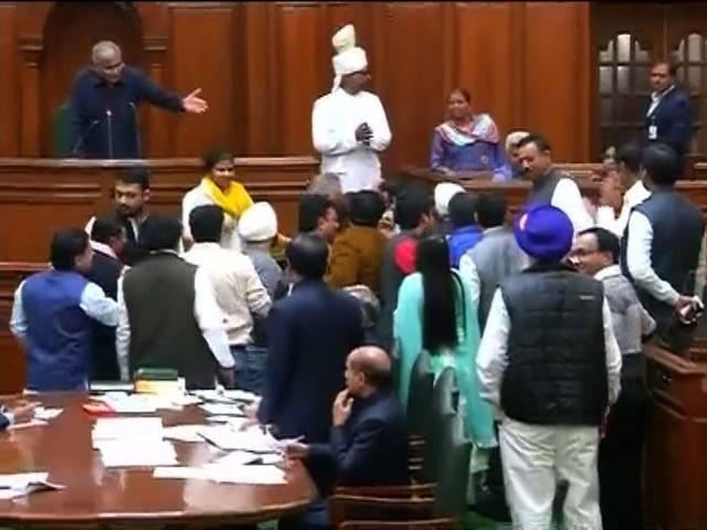 अलका लांबा को रात में घूमने वाली कहने पर दिल्ली विधानसभा में हंगामा BJP MLA suspended from Delhi Assembly