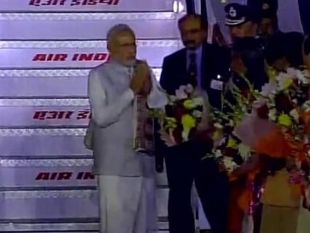 स्वदेश लौटे पीएम मोदी, कहा- मिलजुल कर रहना हमारी परंपरा PM Narendra Modi lands in Delhi from Singapore