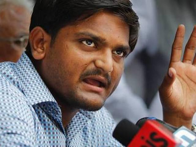 रैली के दौरान हार्दिक की मां, बहन हिरासत में, फिर रिहा हुईं Mother and sister of Hardik patel was taken into custody
