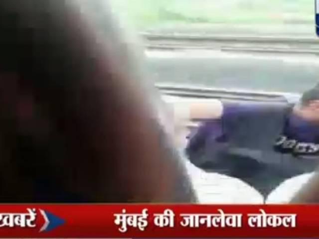 देखते-देखते मुंबई लोकल से फिसला युवक, मौत का बना VIDEO Youth falls off train and dies