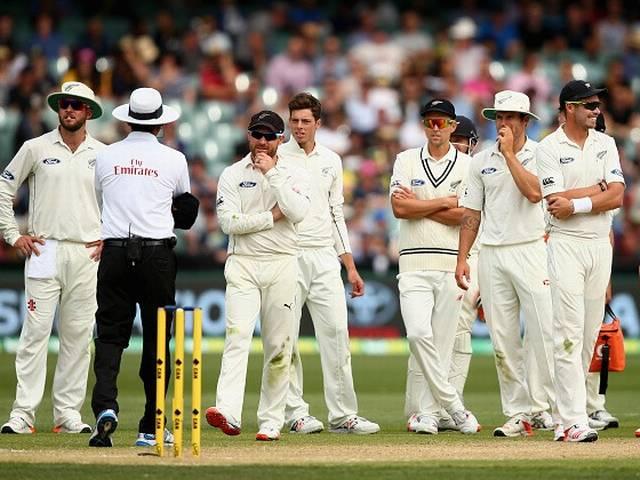 पहले डे नाइट टेस्ट में DRS आया विवाद में, अश्विन भी आए मैदान में Lyon survives controversial review