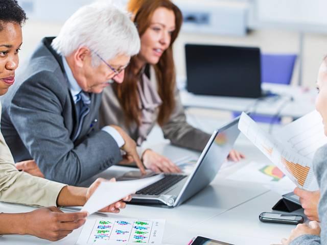 चाहिए अच्छा अप्रेजल तो बॉस के पास बैठकर ना करें काम Why you should never sit next to your boss
