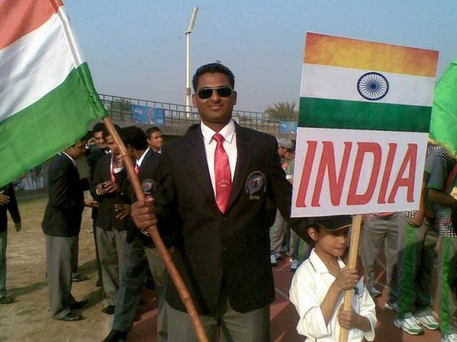 क्रिकेट विश्व कप दिलाने वाले कप्तान बेच रहे हैं कचौड़ियां India captain sells kachoris to make a living