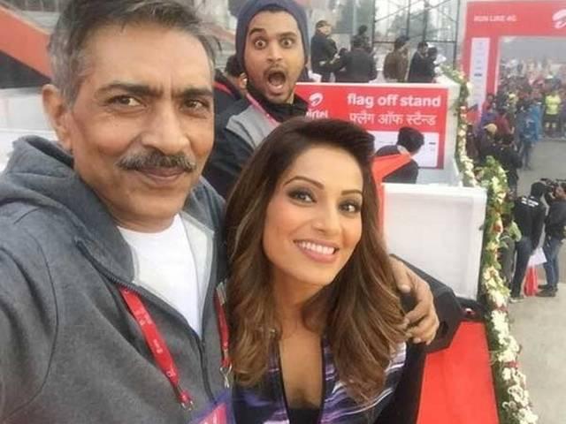 हाफ मैराथन में जमकर दौड़ी दिल्ली, सितारों सहित 19 हजार लोगों ने लिया हिस्सा Prakash Jha, Bipasha Basu cheer Delhi Half Marathon participants