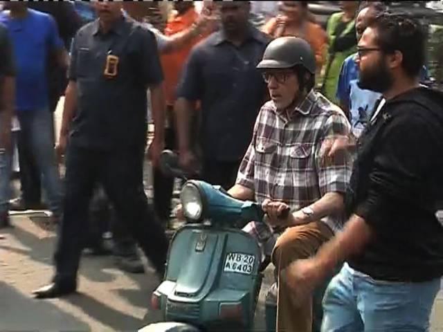 पहले साइकिल चलाई थी, अब स्कूटर चला रहे हैं अमिताभ बच्चन Amitabh bachchan rides scooter in kolkata