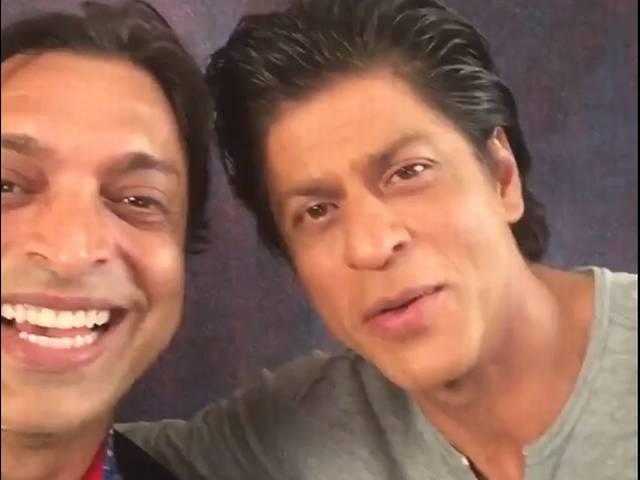 WATCH: शोएब अख्तर ने शाहरुख से मांगा KISS, देखें फिर क्या हुआ ! Watch: SRK welcomes Shoaib Akhtar on twitter, kisses him
