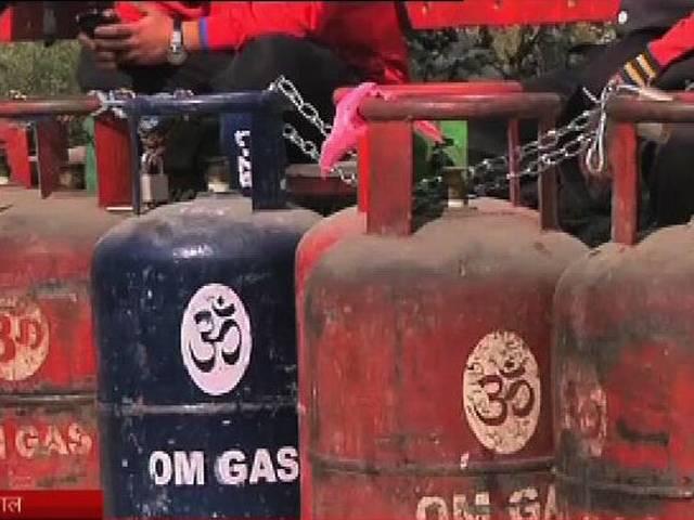 आर्थिक नाकेबंदी से बिगड़े नेपाल के हालात, 6,000 रुपये हुई गैस सिलेंडर की कीमत Nepal fuel crisis bites as supplies dwindle