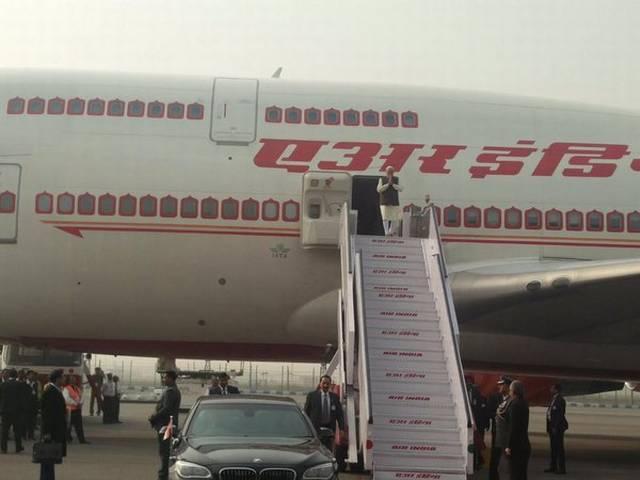 पेरिस शिखर सम्मेलन में भाग लेने के बाद देश लौटे प्रधानमंत्री मोदी pm modi back to india